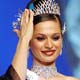 Amrita is crowned Pond's Femina Miss India - Universe 2005